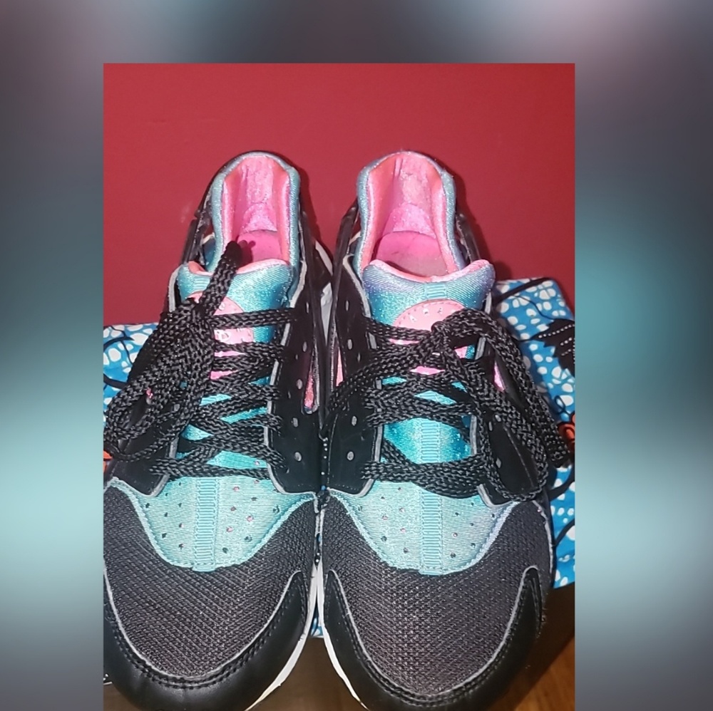 Nike Huaraches (Girls) Size 6 Youth